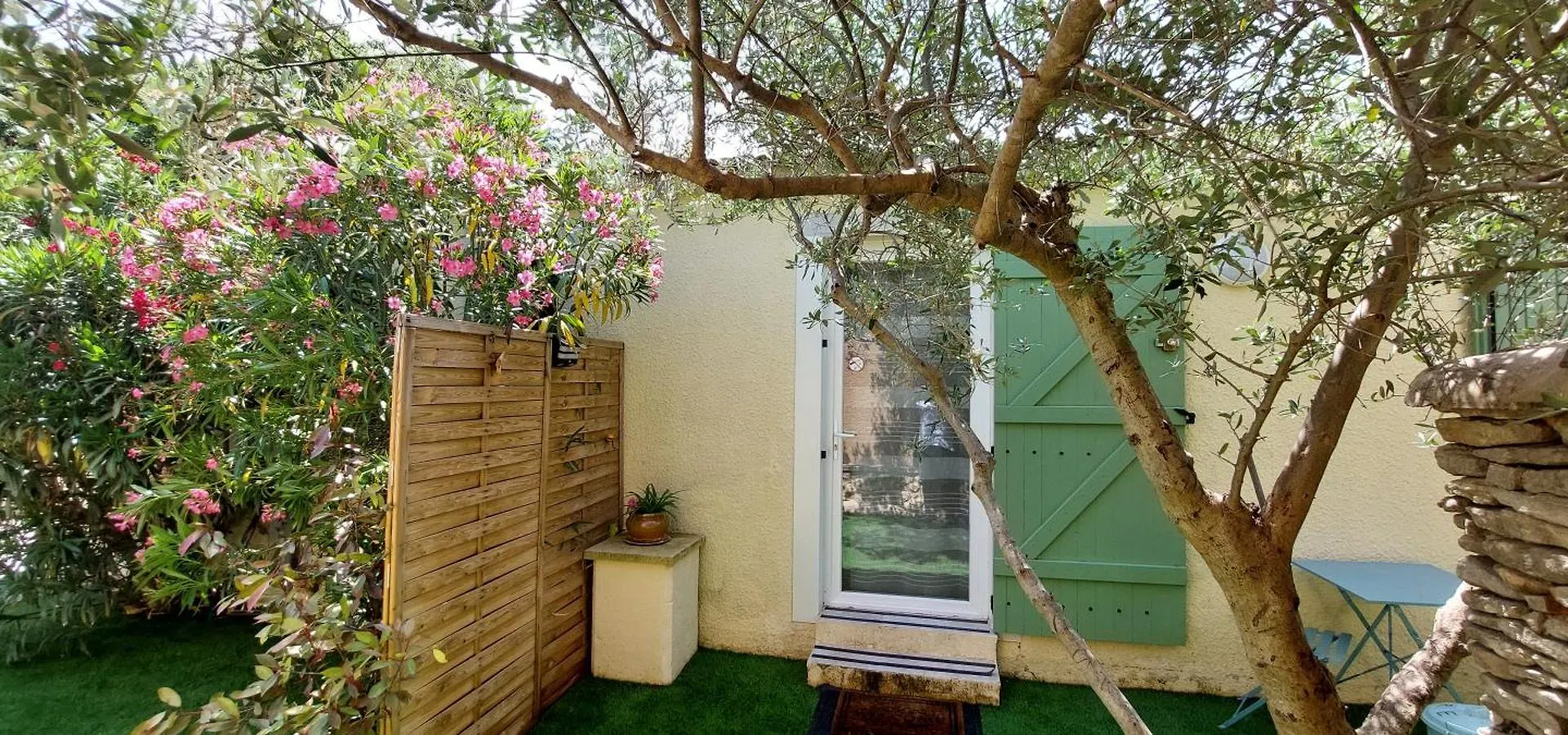 Hébergement de vacances Gite De L'Olivier, Classe, Climatise, Jardin Avec Parking Gratuit Devant Le Logement Et A 5 Minutes Du Centre-Ville A Pied LʼIsle-sur-la-Sorgue